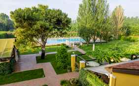 Zentral auf der grünen Anlage befindet sich der Pool. - Foto: Bethel Fath